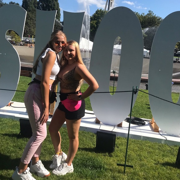 Meet your Posher, Nicole - Picture 1 of 1